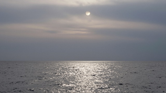 Lune nuages mer